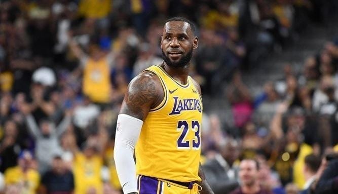 Леброн Джеймс сыграл свой первый матч за Lakers. Смотрите подборку его действий