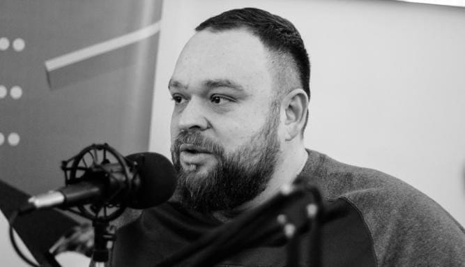 Продюсер группы Бумбокс оценивает клипы фрешменов в шоу «Янг Блад Test»