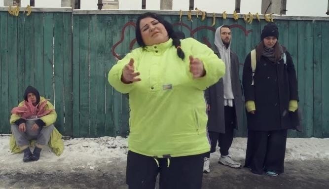 «Я вас всех прошу: не вешайте на меня это!»: интервью Alyona Alyona для Meduza