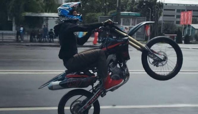 Білий Бо Шершень «Мене Це пре»