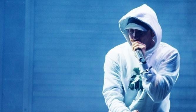 Eminem показал процесс съемки клипа «River»