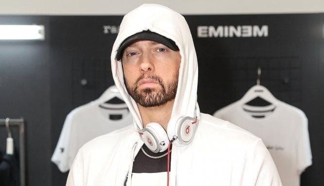 Альбом «Kamikaze» дебютировал на первой строчке чарта Billboard 200. Это девятый альбом Эминема с таким показателем