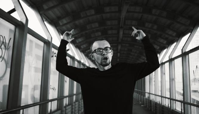 «Я ці рядки видираю з м’ясом із себе»: Freel випустив новий кліп «Intro»