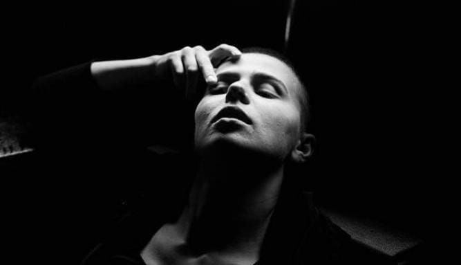 «Я співаю вам про те, як помирала від болю»: вийшов дебютний кліп загадкової виконавиці Стасік
