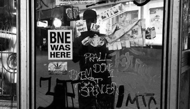 Учасник Massive Attack, якого підзорюють в тому, що він — Banksy, постить фото нічного Києва