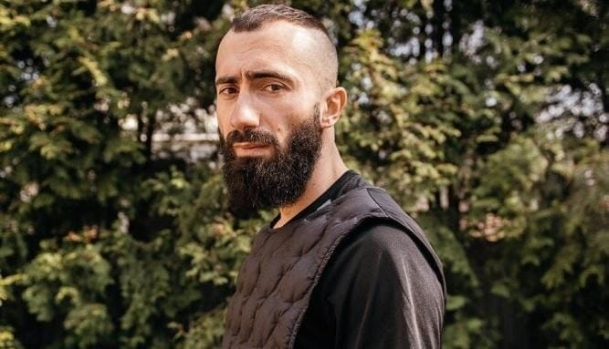 Вышел новый «Янг Блад Test». Там оценивают клипы Вышел Покурить, Тонка и Стасік