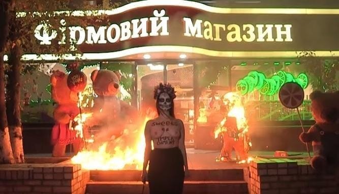 Активістка FEMEN влаштувала файер-шоу біля входу в магазин ROSHEN