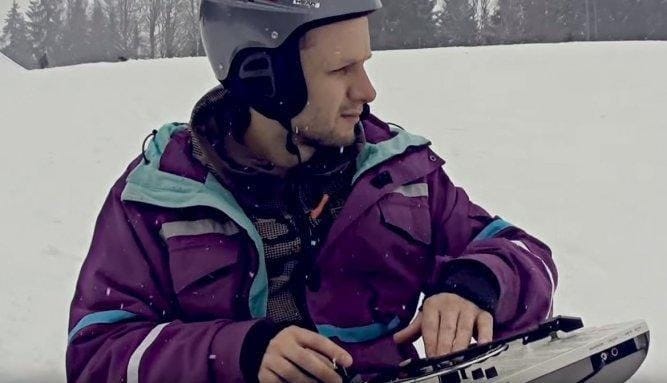 DJ Andrew скретчит на вершине карпатских гор