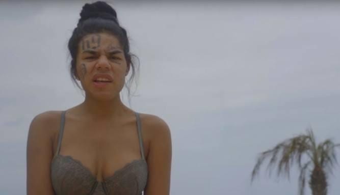 6IX9INE в новом клипе превращается в девушку и изображает Дрейка
