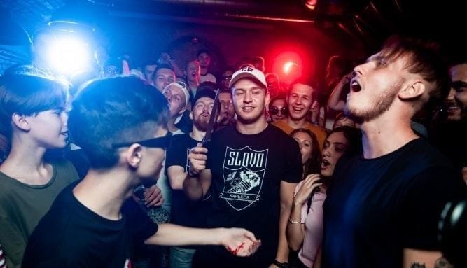 В новом выпуске SLOVO Харьков режут руку лезвием и выбрасывают деньги в толпу