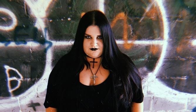 В новом клипе Alyona Alyona говорит о подростковом буллинге