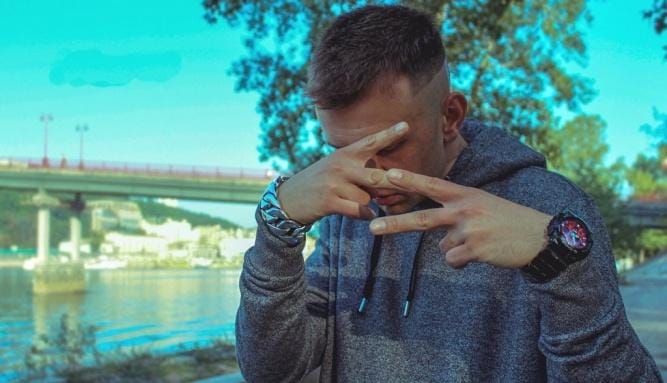 Vnuk возвращается к своему старому стилю в новом треке “Проигрыш”