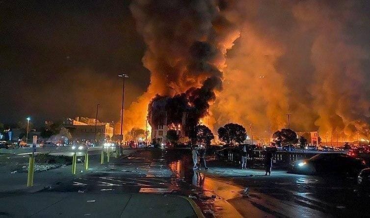 Беспорядки из-за смерти Джорджа Флойда в США усиливаются