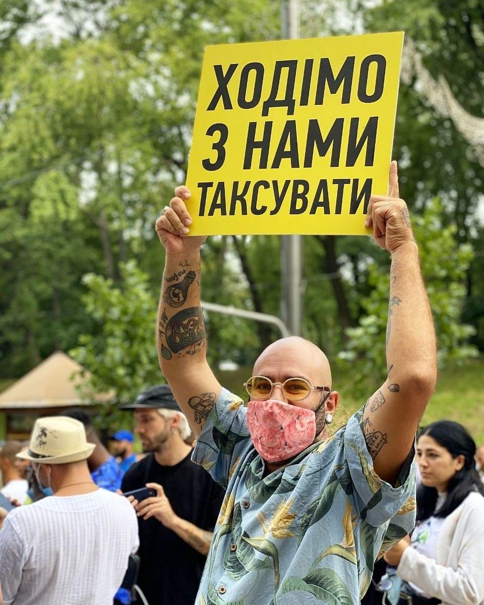Саша Таб: “Приходится зарабатывать таксованием”