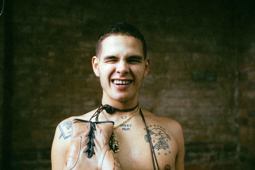 Посмотрите новый клип slowthai “feel away”