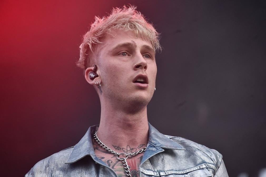 “Я радий тому, що я не 50-річний дід в дивній масці”: MGK і Корі Тейлор зі Slipknot влаштували біф
