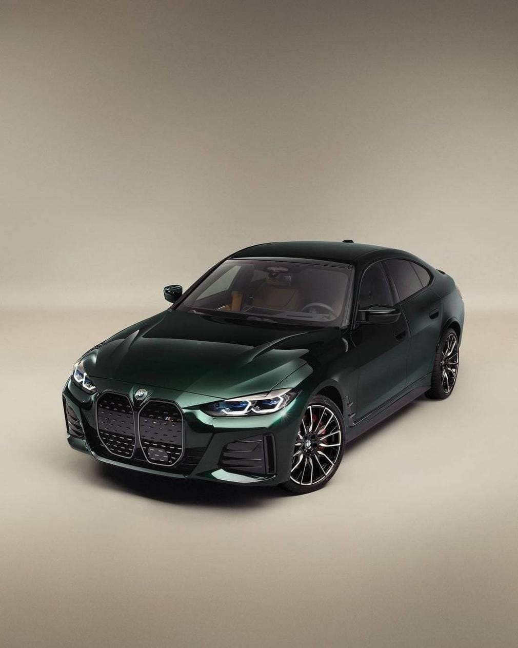 Kith та BMW створили першу повністю електричну модель i4 M50 2022