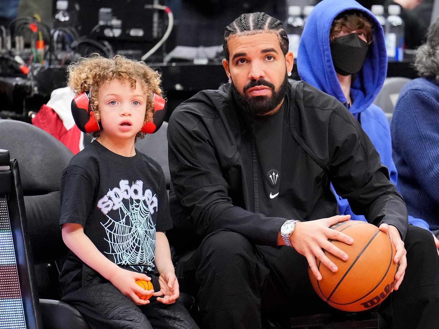 Drake танцює з сином у кліпі «8AM IN CHARLOTTE»