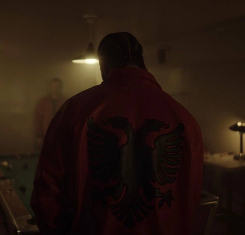 Сумний Дрейк грає в покер з албанцями у кліпі «Polar Opposites»