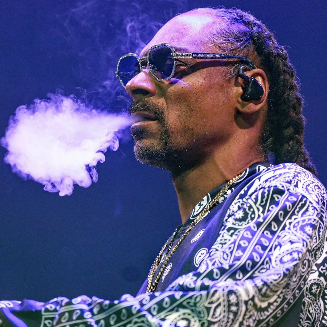 Snoop Dogg показує рівень у новому альбомі «Iz It a Crime?»