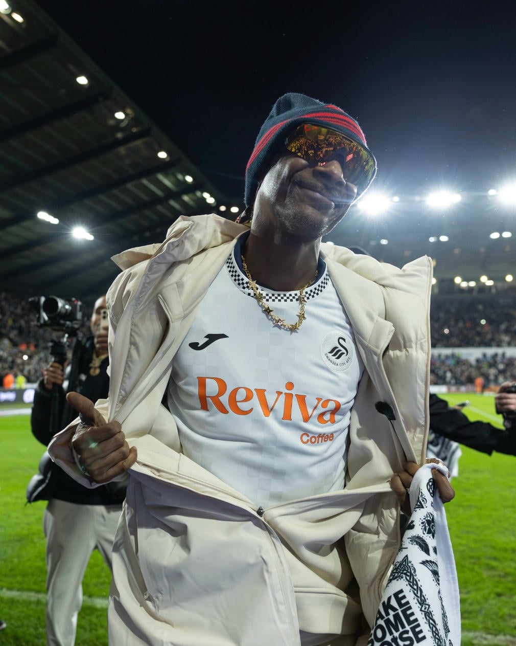 Снуп Догг вперше відвідав матч «Суонсі Сіті» як співвласник клубу та влаштував шоу на стадіоні