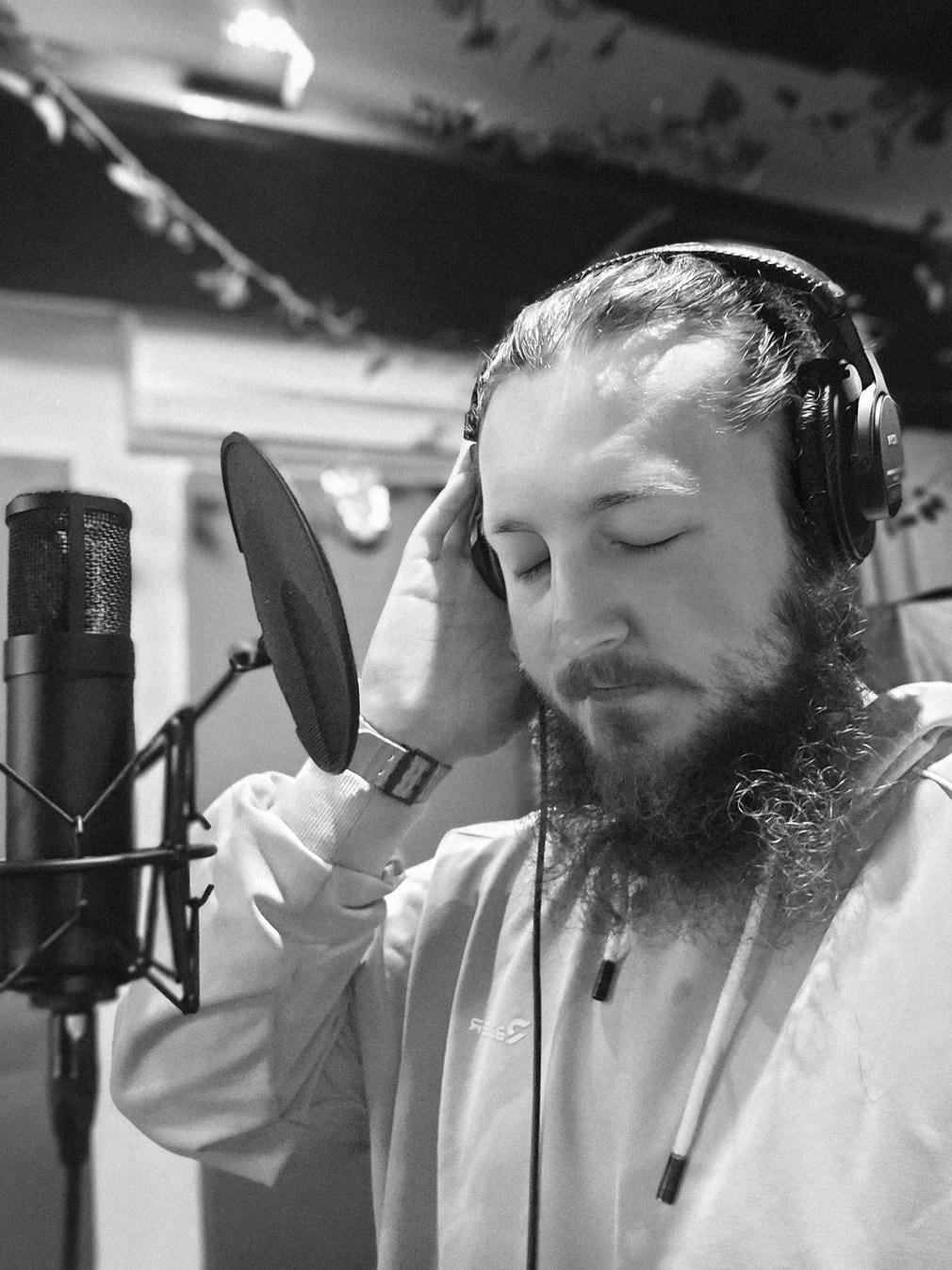 violetsinthewater випустив трек «Esther/ITTIAAG» 